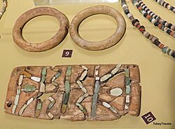 Archaeological finds from Boncuklu Tarla, including circular house foundations and stone beads.